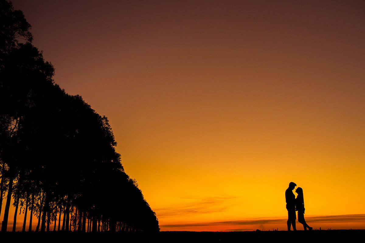 silhueta de um casal fazendo suas fotos de pre wedding