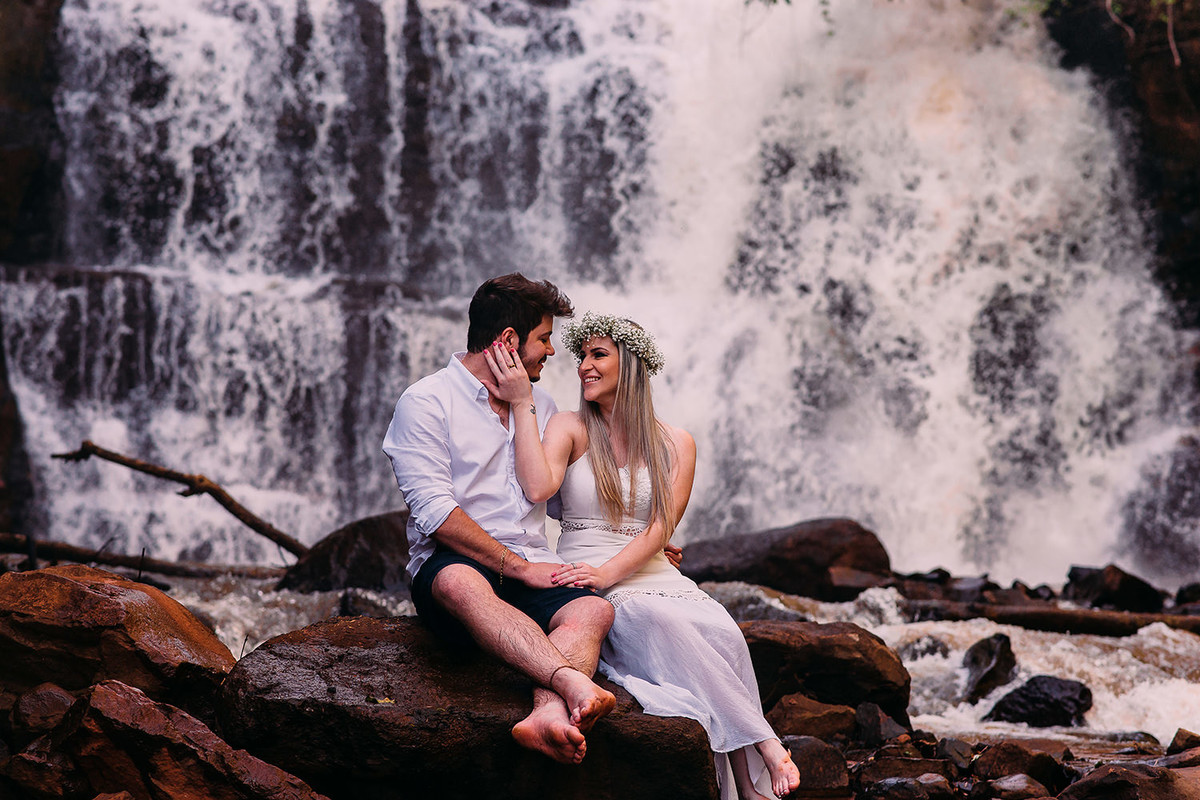 fotos de pre wedding na cachoeira em maringa