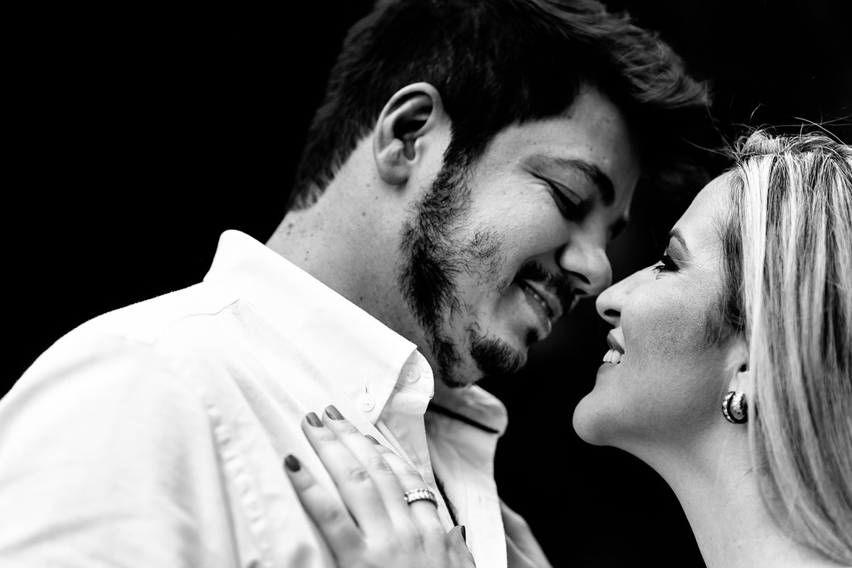 casal se beijando durante fotos de pre wedding