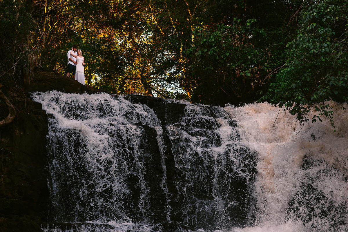noivos se abracando durante as fotos do pre casamento na cachoeira
