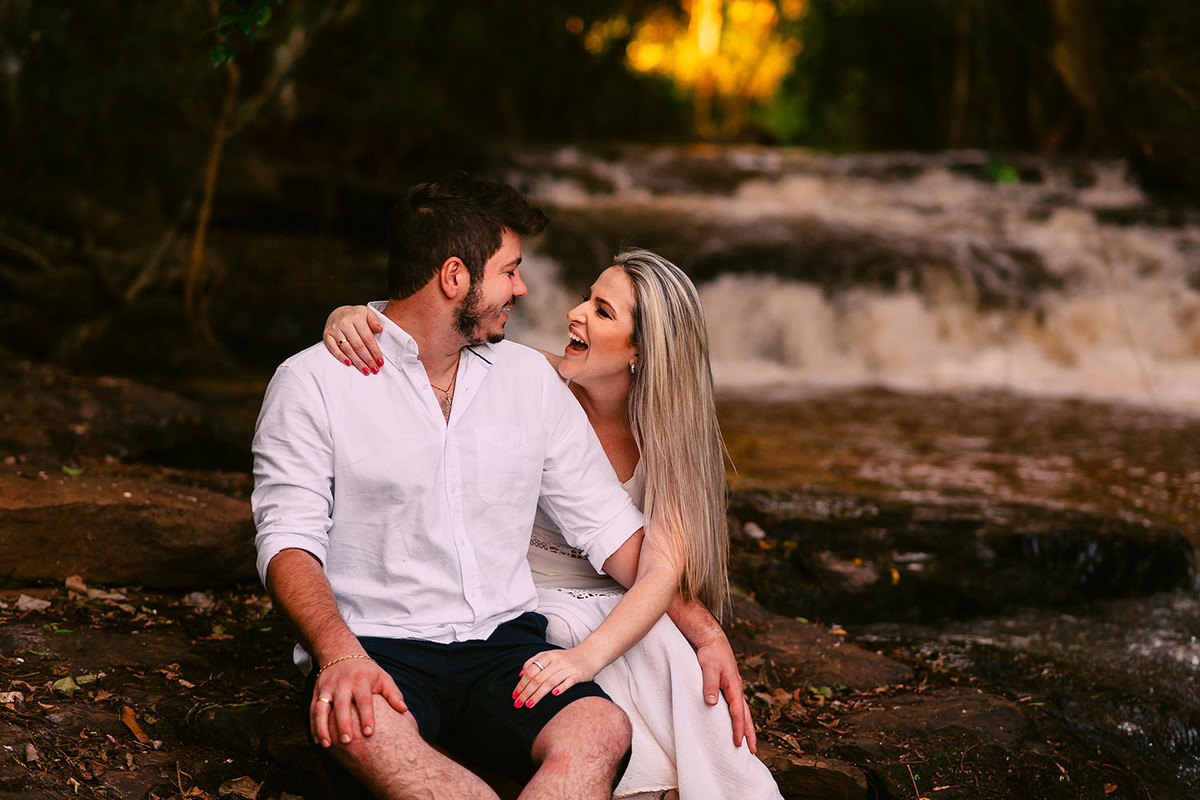casal feliz em uma cachoeira linda fazendo suas fotos de pre casamento