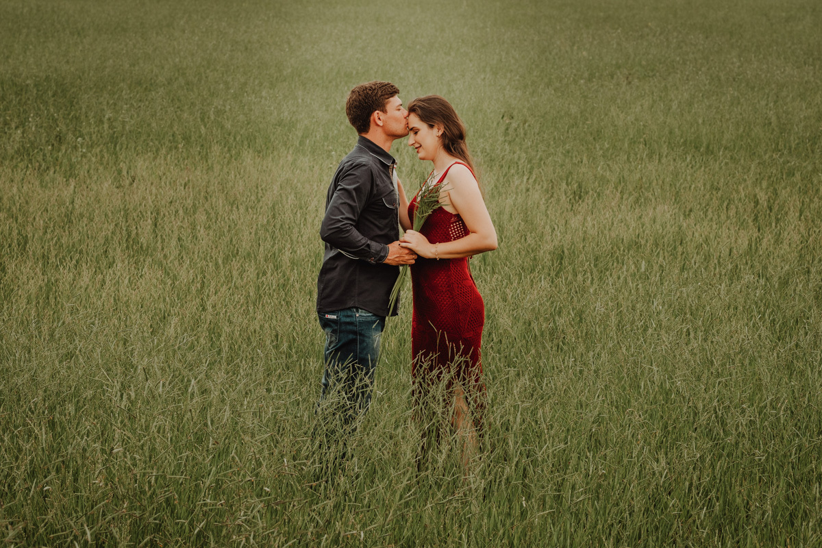 fotos romanticas para ensiaod e casal em plantação ensaio de fotografo de casais em MAringa 
