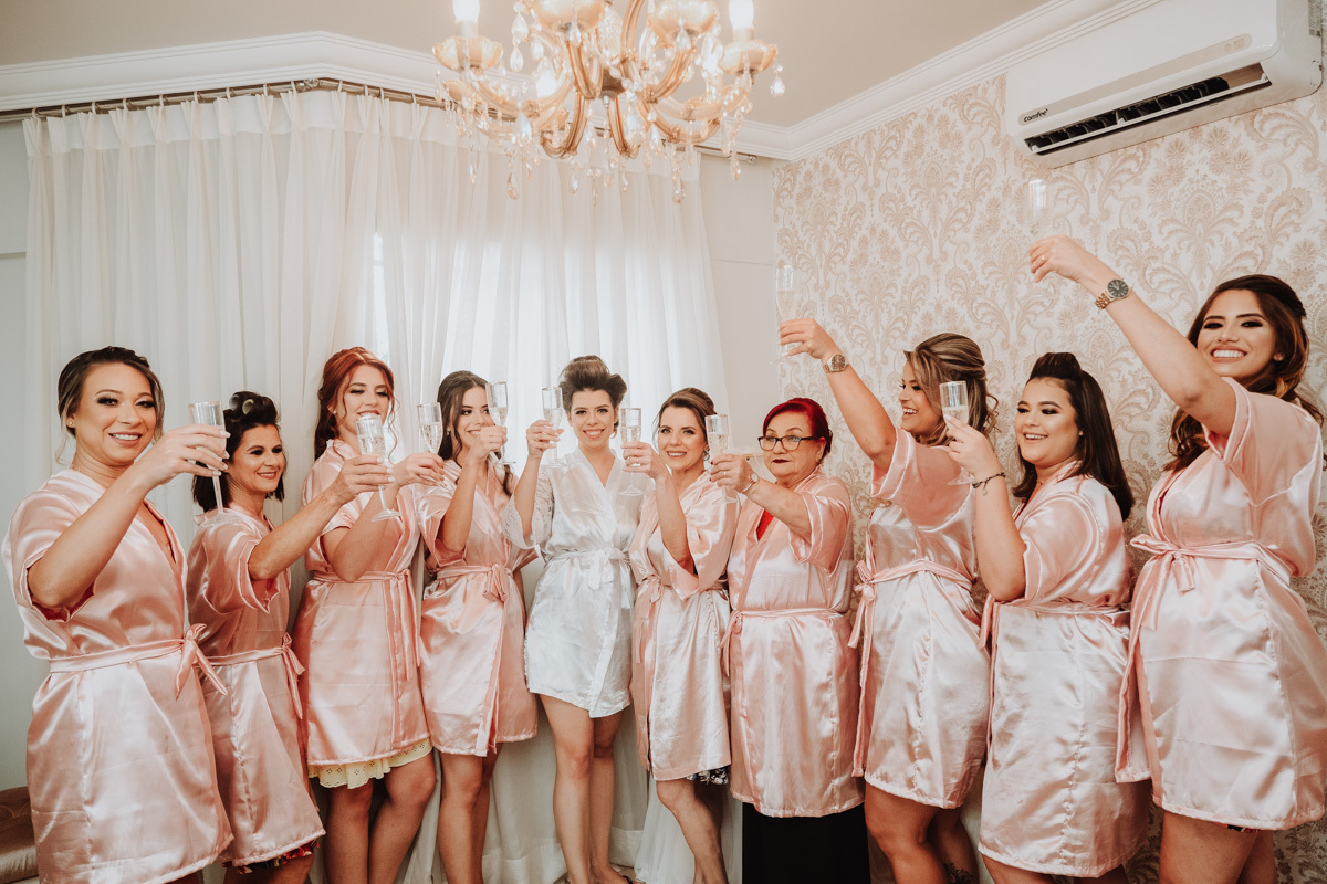 making de noiva divertido  junto com as madrinhas em dia da noiva michelly palma 