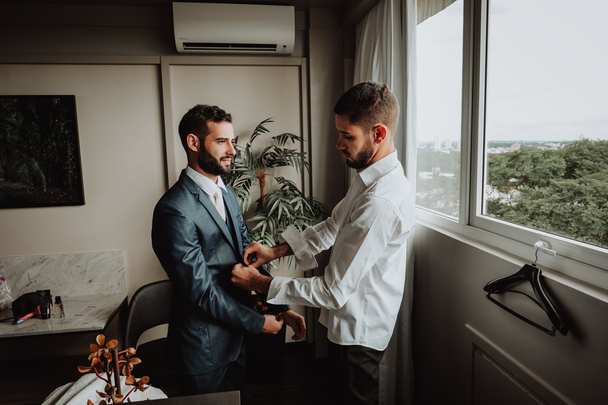 fotos do noivo se arrumando em hotel de maringá