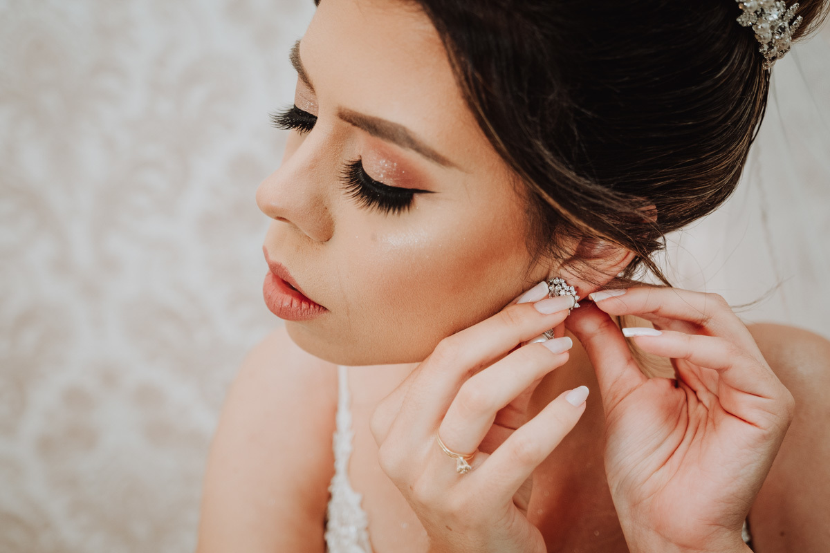 fotografia de casamento fotos de detalhes da noiva se arrumando 