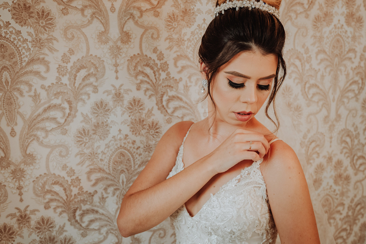 fotos de detalhes da noiva se trocando fotografo de Casamentos em Maringá