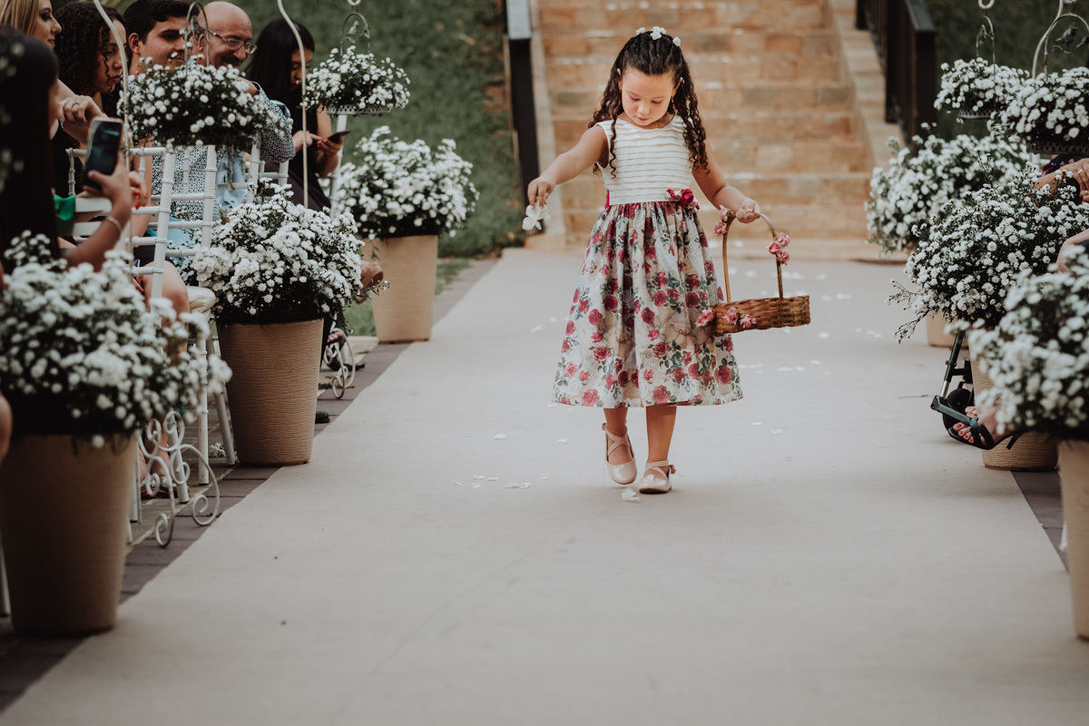 entrada da dama das flores para cerimonia de Casmanentos externos 