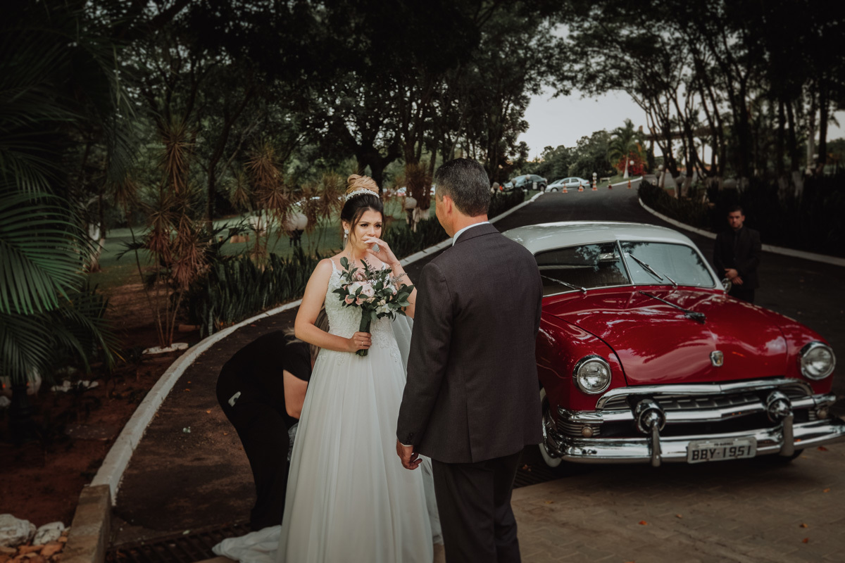 pai da noiva emocionado ao recebe-la para cerimonia de Casamento externa 