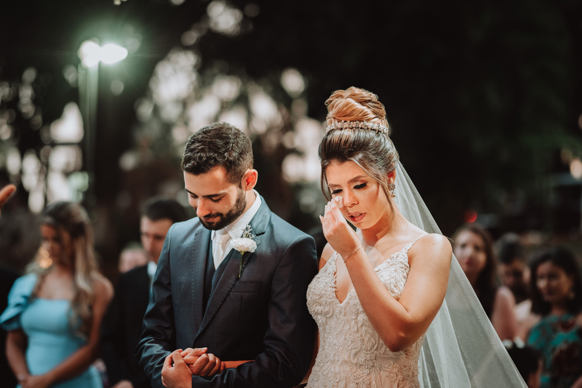 fotos de momentos emocionantes durante cerimonia de Casamento ao ar livre 