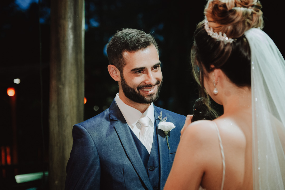 noivo emocionado com os votos de casamento fotos de ricardo Andrade fotografo de Mandaguari-PR 