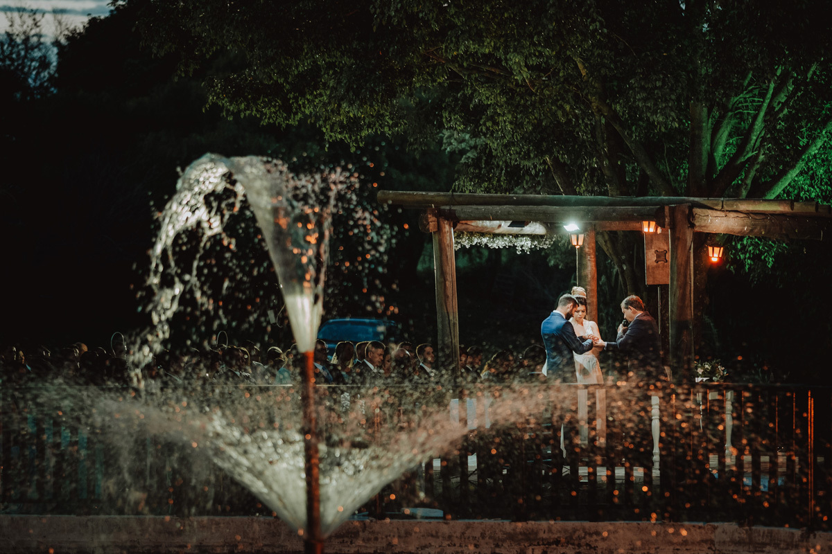cerimonia de Casamento ao lado de um lago em chacara para Casamentos  na regiao de MAringa Amazon eventos 