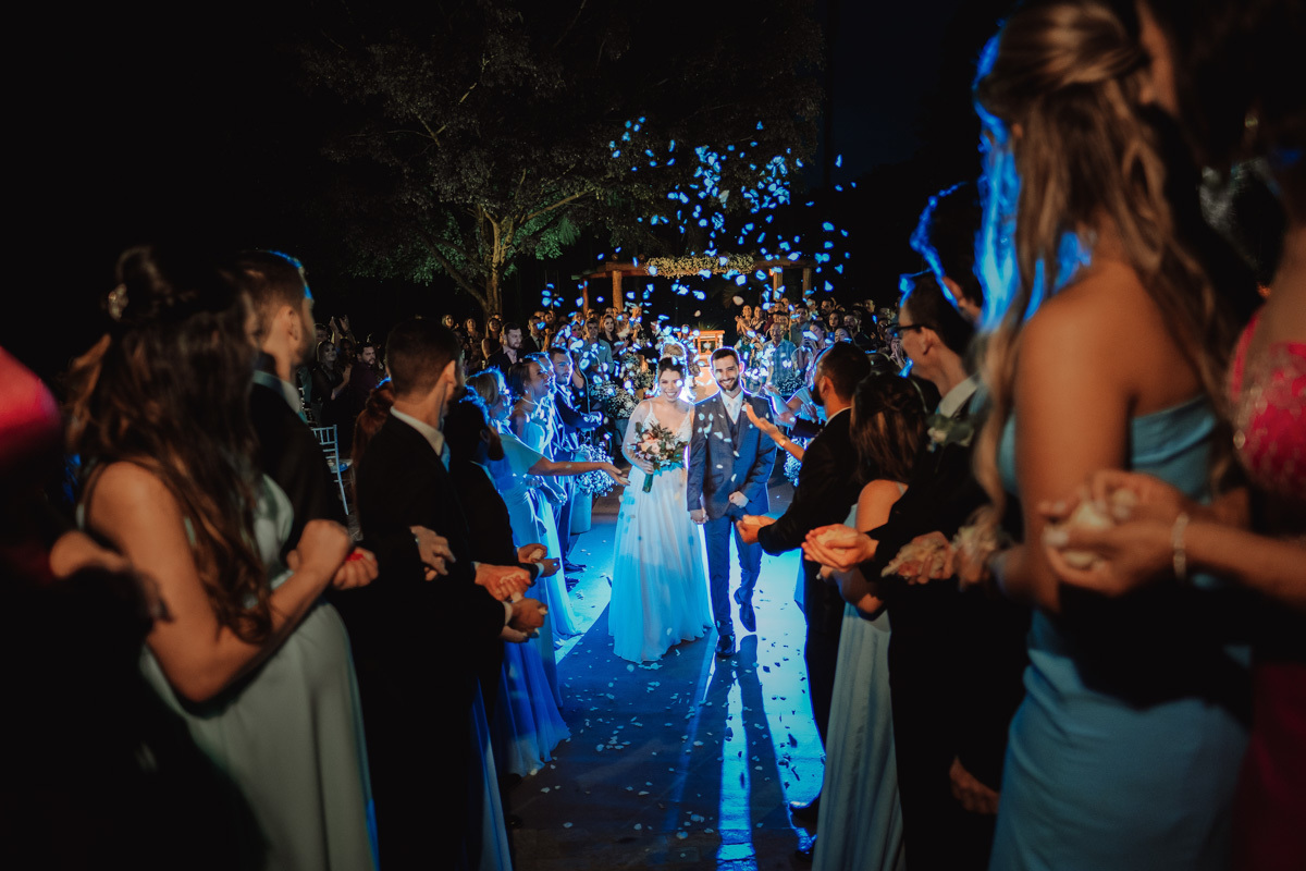 saida dos noivos de cerimonia de Casamento ao ar livre 