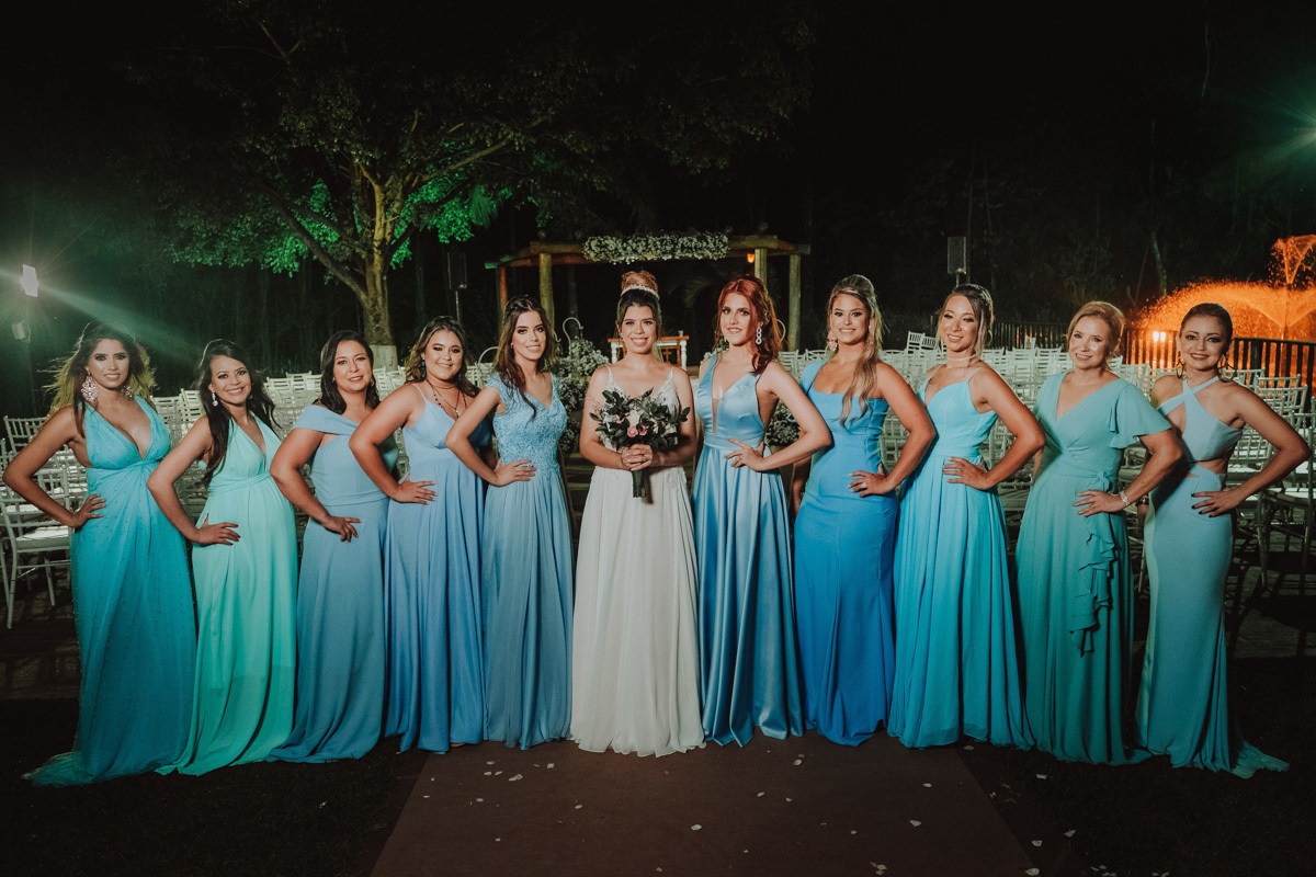 fotos tradicionais para fotografia de Casamento ao ar livre noiva com as madrinhas de azul claro 