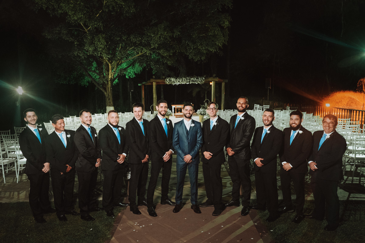 Foto do noivos com os padrinhos de terno preto 