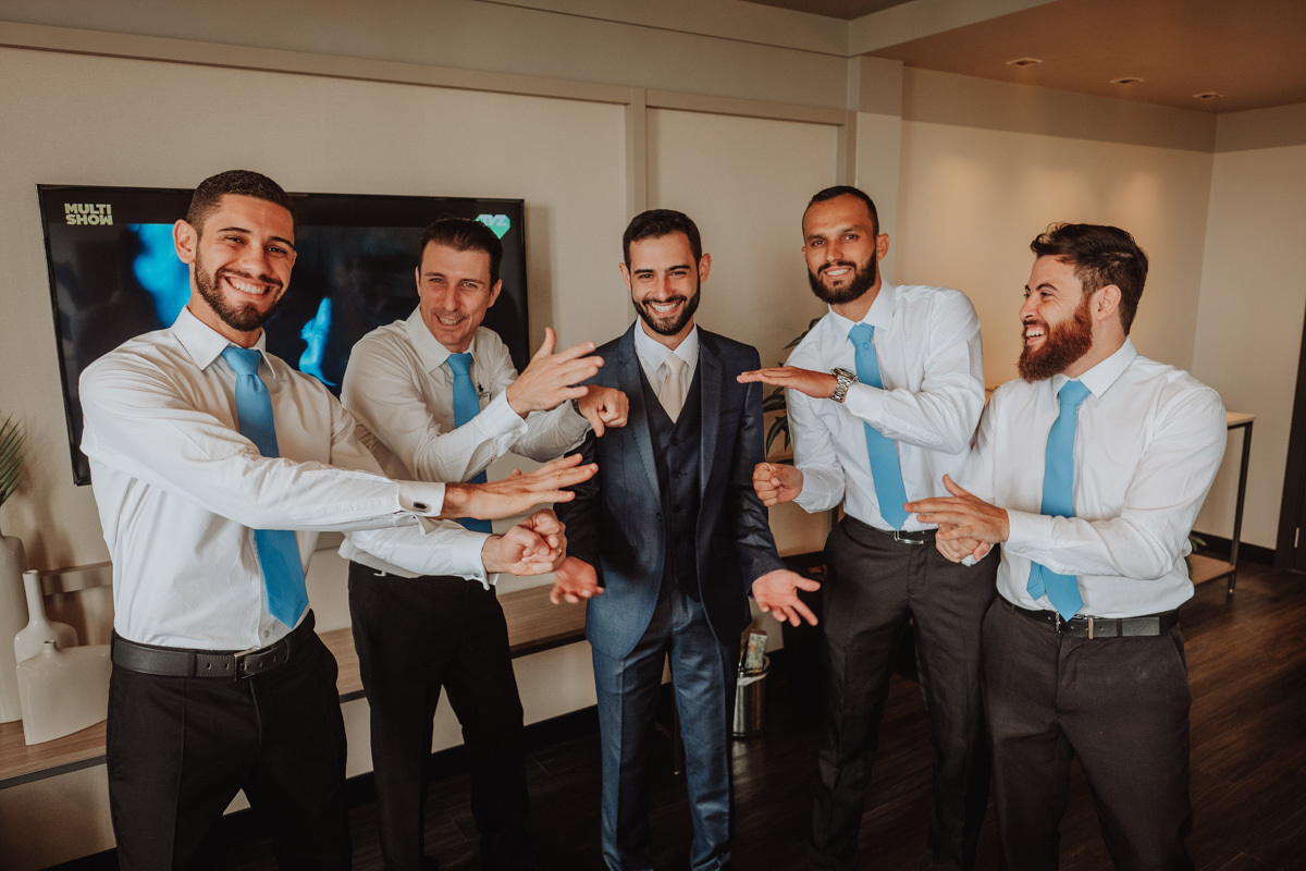 noivo se arrumando junto com padrinhos em dia do  noivo em hotel deville de Maringá 