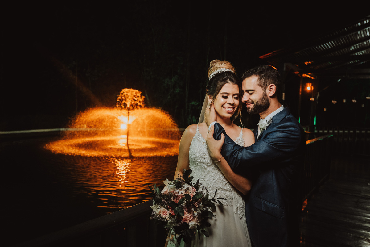 saida fotografica dos noivos fotos externas na linda chacara  para casamentos externos Amazon Eventos fotos do melhor fotografo de Casamento do parana Rickardo Andrade 