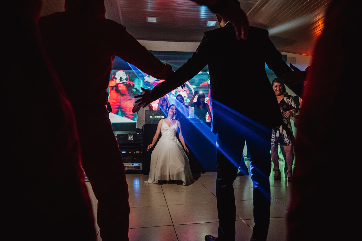 noivo dançando com os padrinhos fantasiados na balada de Casamento 
