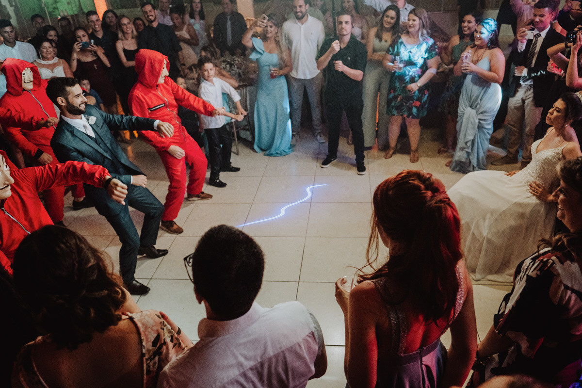 balada de Casamento divertida com dança do noivo fantasiado  de la casa de papel salão do Amazon Eventos 