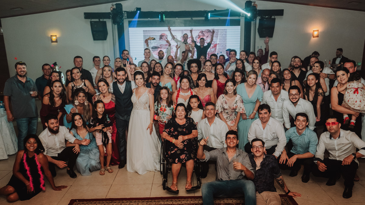 fim da festa foto com os sobreviventes da balada de casamento animada 