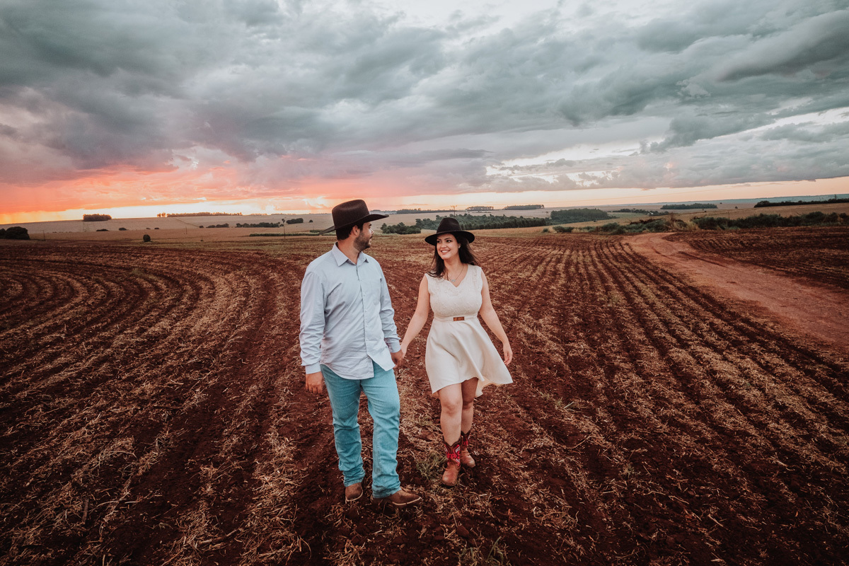 ensaio de casal country  com fotos em plantação na região de MAringá 