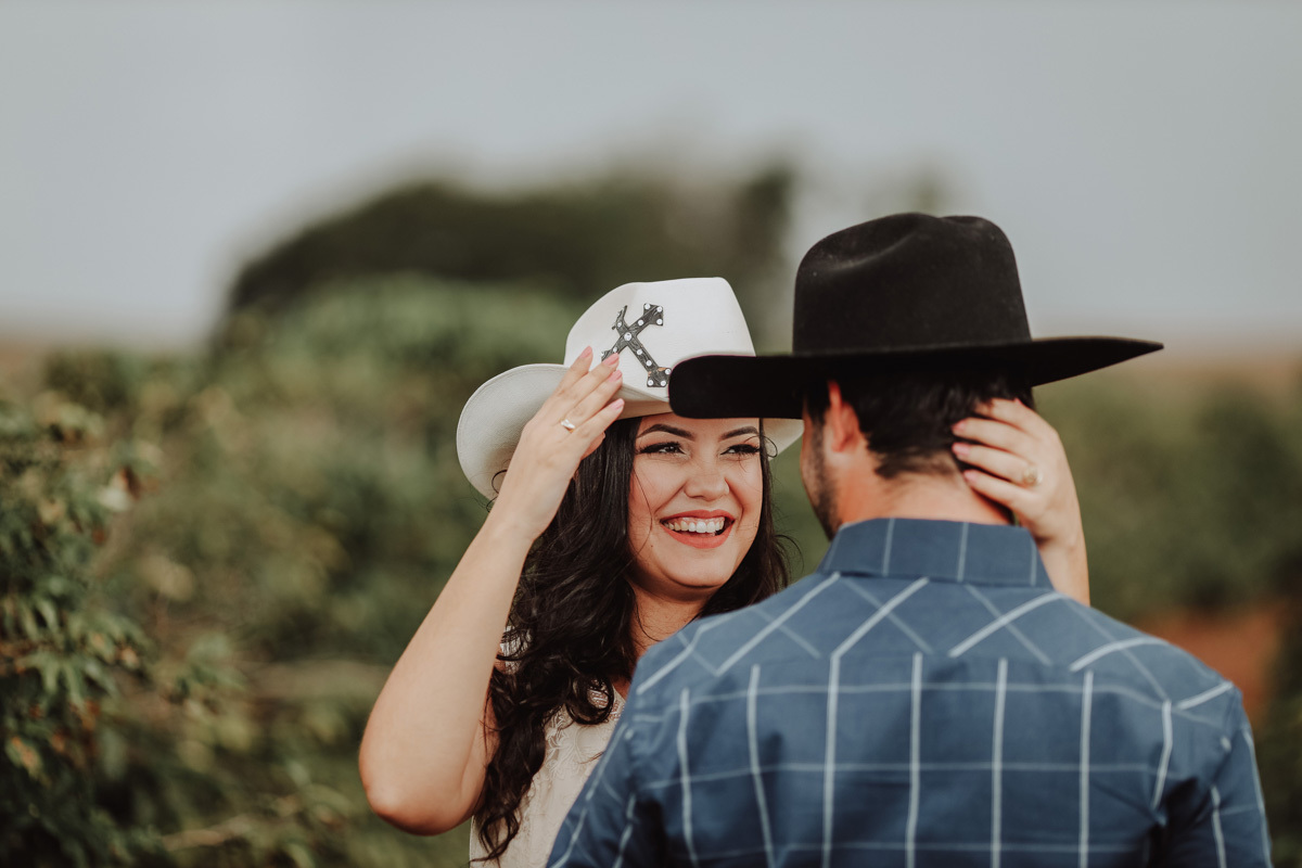 ensaio de casal com fotos externas em plantação de café ensaio caipira 