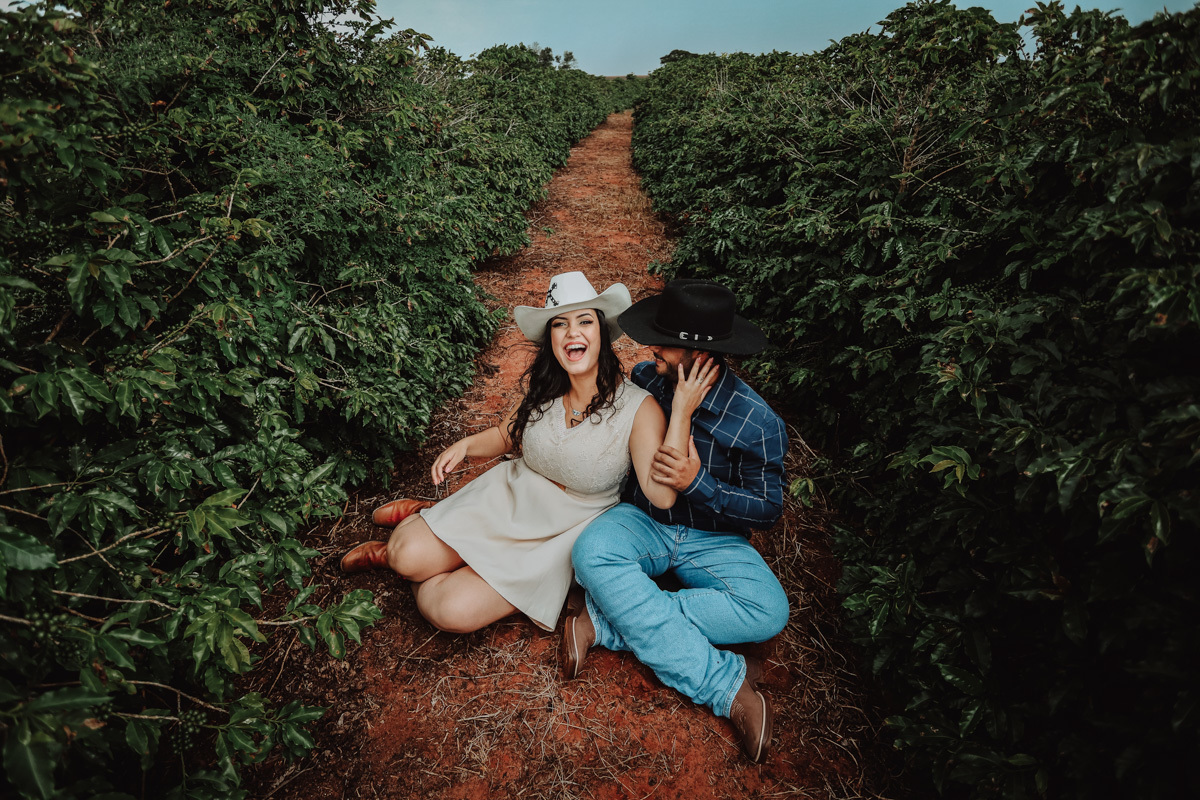 ensaio pre wedding caipira feito em plantação de café em pitangueiras-PR 