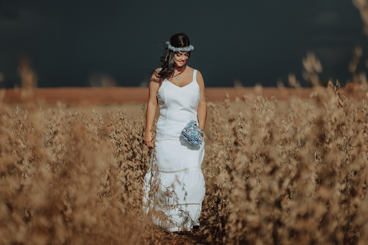 retrato da noiva com vestido branco para ensaio pre casamento country em maringá-PR