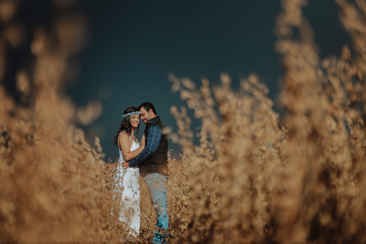 ensaio pre wedding country com fotos externas em plantação de soja região de Maringa-PR 
