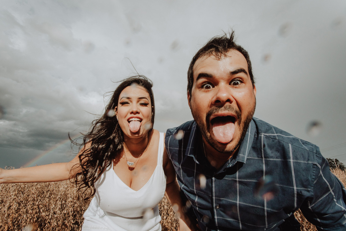 fotos engraçadas e espontaneas para ensaio pre casamento fotografo de casamento estilo fotojornalístico 