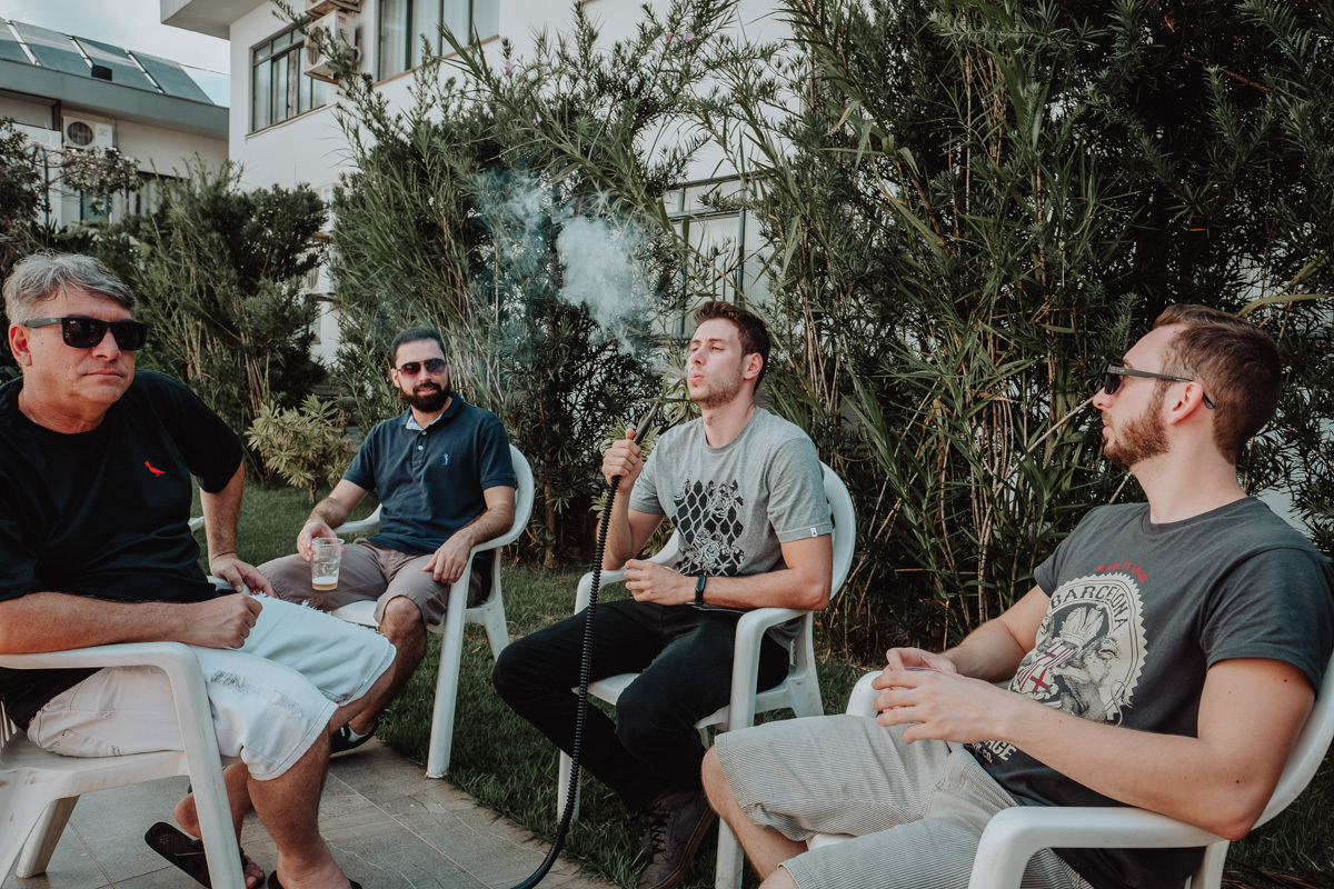 fotos de making of de noivo com padrinhos e pai no hotel 