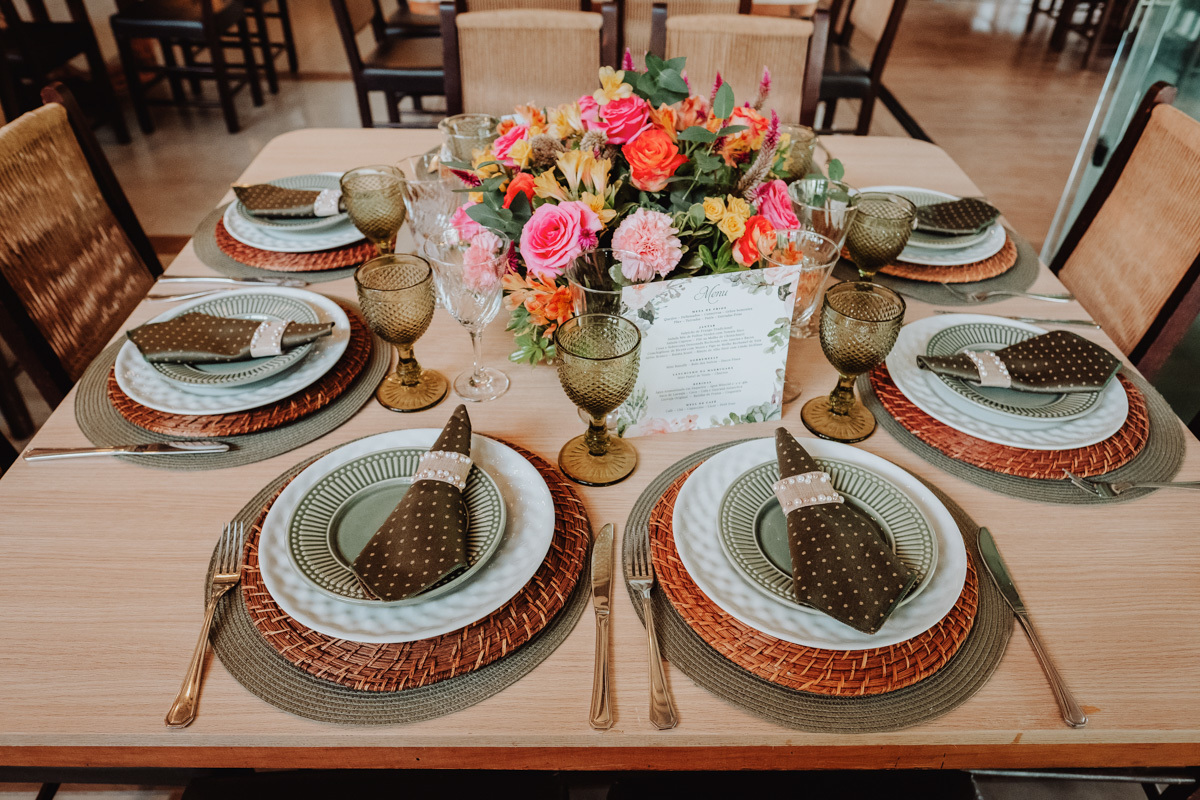detalhes de decoração rustica para casamento externo no campo ao ar livre 