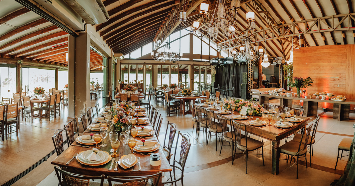 linda decoração rustica para casamento extenro em chacara Recanto do Criador em Campo Mourão 