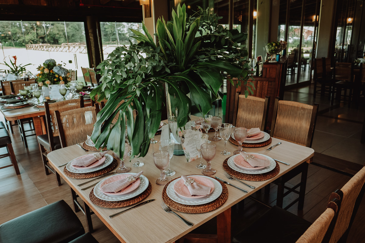 detalhes de decoração de mesas para casamento externo boho chic 