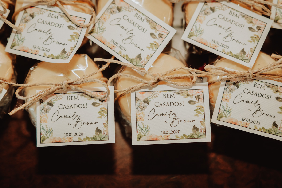 detalhes de decoração de casamento ao ar livre bem casados decorados 