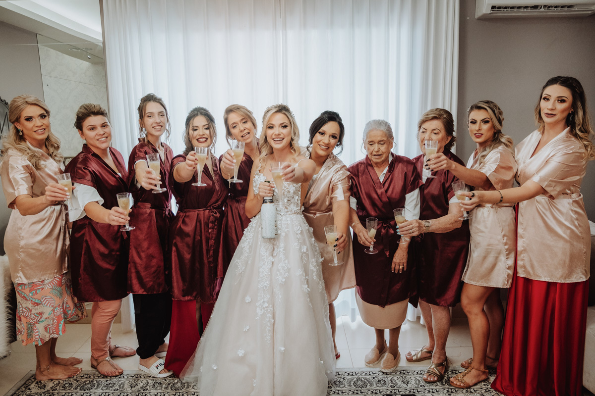 noiva brindando com as madrinhas em making of da noiva em salão de beleza Atelier Bella Moça em Campo Mourão-PR 