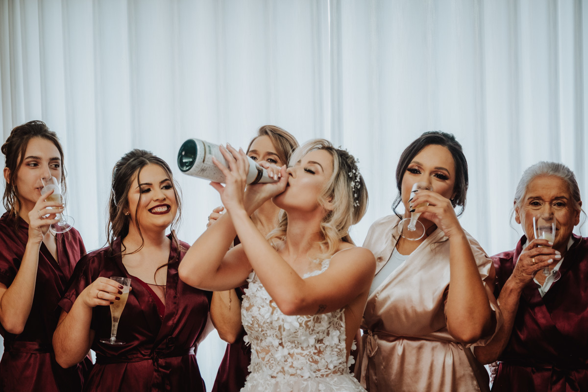 noiva fazendo brinde diferente e engraçado com as madrinhas salão de noivas Atelier Bella Moça em Campo Mourão