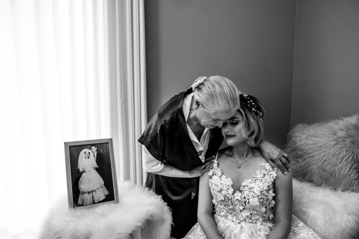 momento emocionte da avó com a noiva durante o seu dia da noiva  foto do melhor fotografo de Casamentos de Maringa Rickardo Andrade