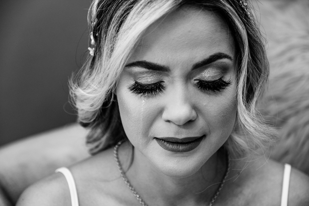 foto da noiva emocionada e chorando durante seu making of 