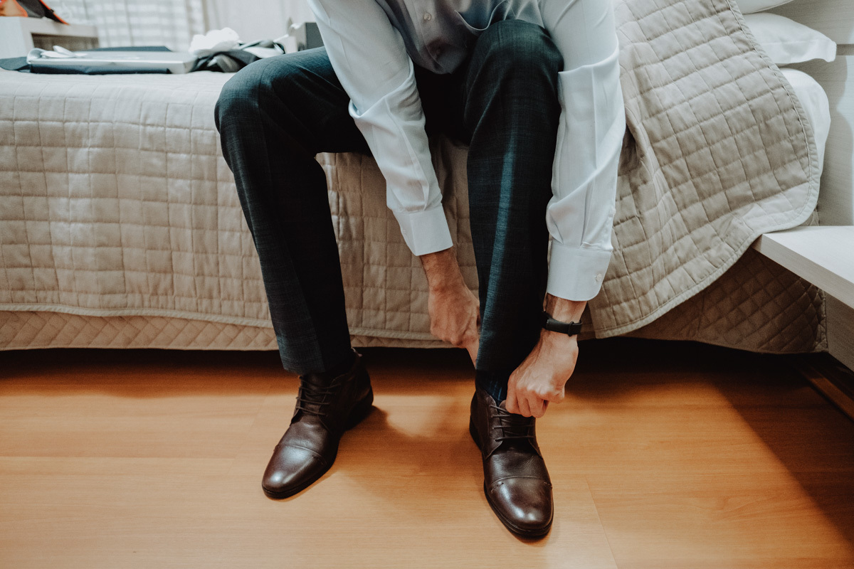 fotos de detalhes do traje dos noivos para casamento durante o dia 