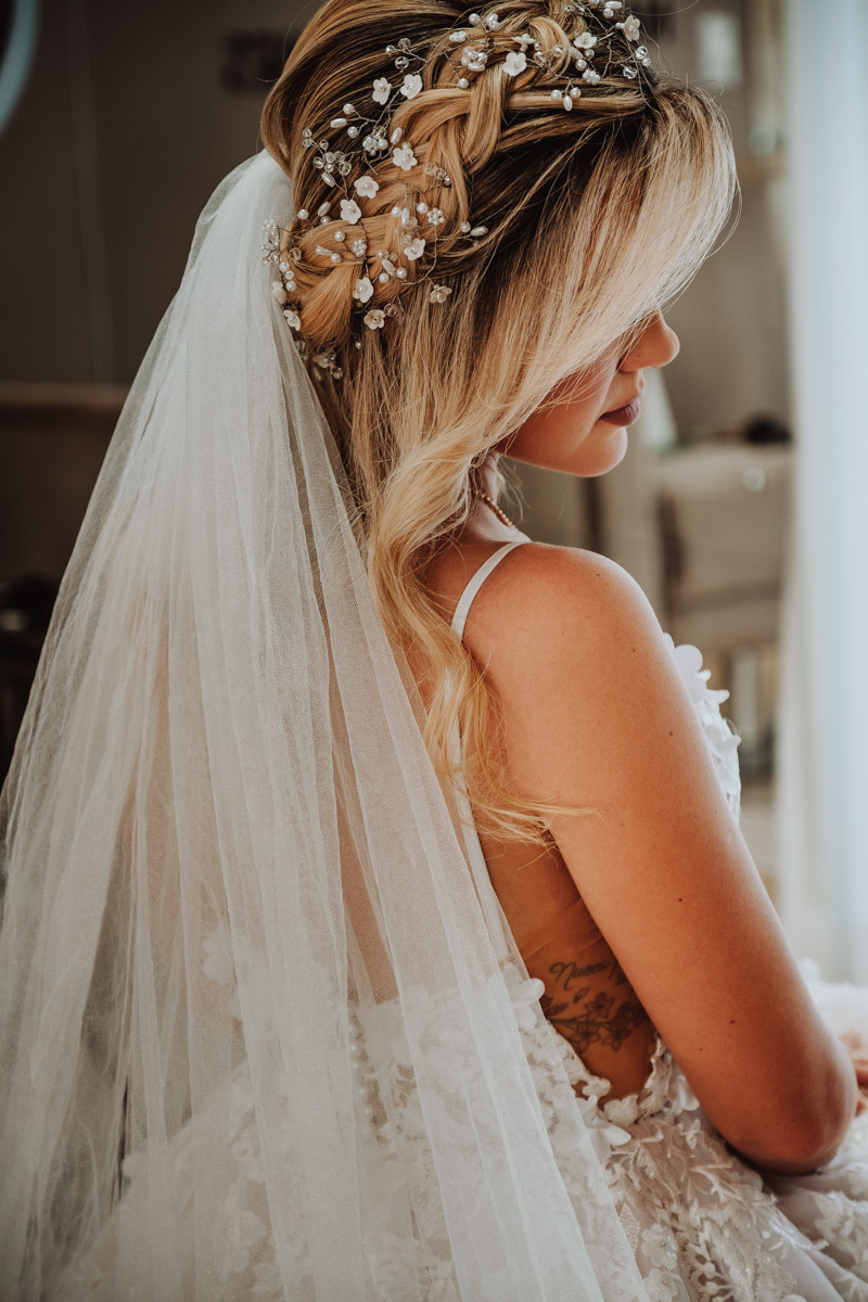 fotos de detalhes de penteado solto  de noiva para casamento ao ar livre