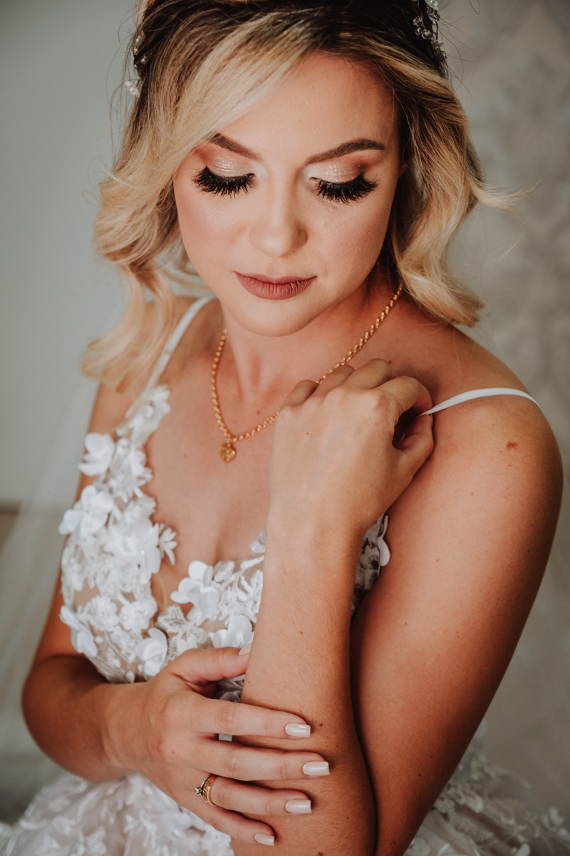 fotos de detalhes de maquiagem clean para casamento de dia e externo salão Atelier Bella Moça em Campo Mourão-PR 