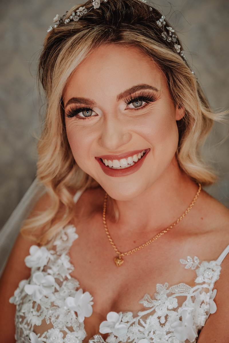 retratos da noiva feitos durante o Making of noiva com estilo boho para casamento externo 