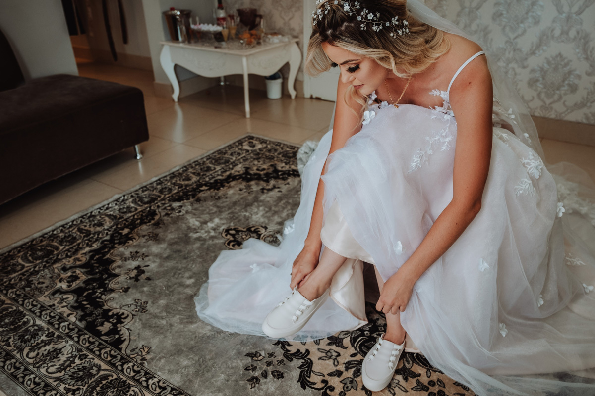 fotos de noiva alternativa que usou tenis para casamento ao ar livre 