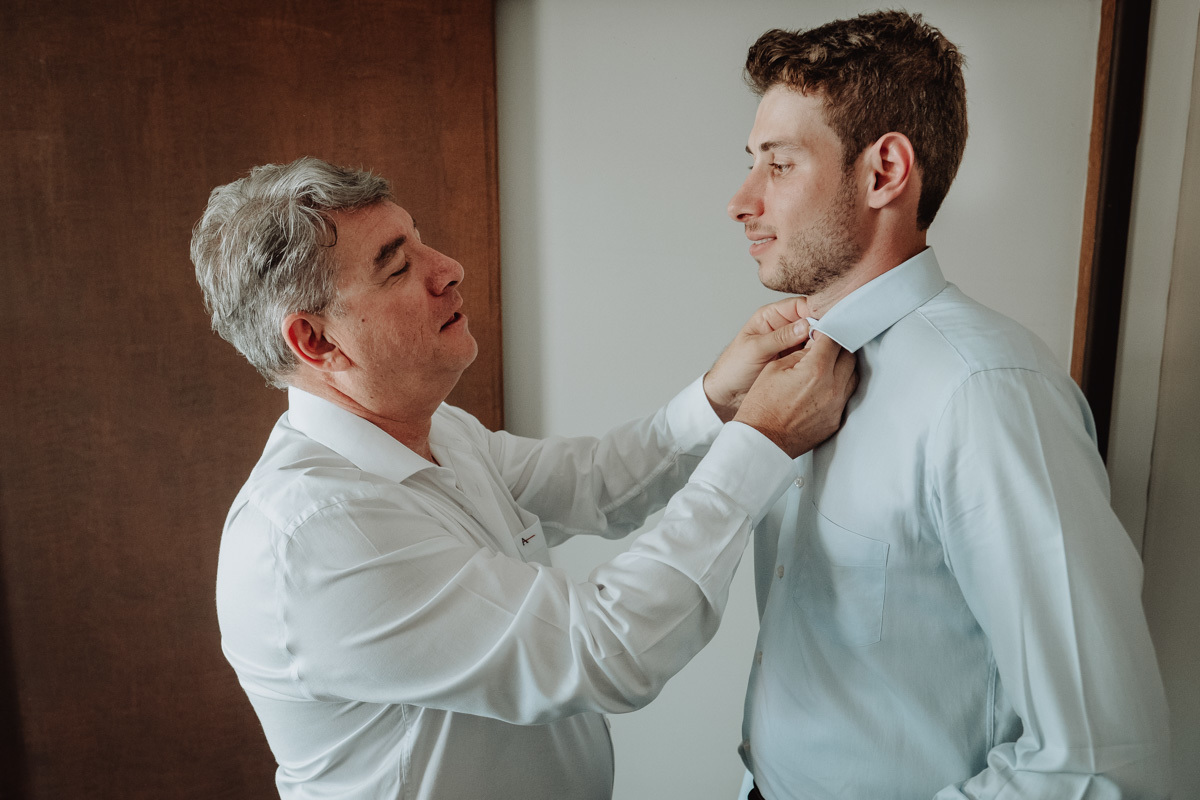 noivo faz making of com o pai em quarto de hotel 