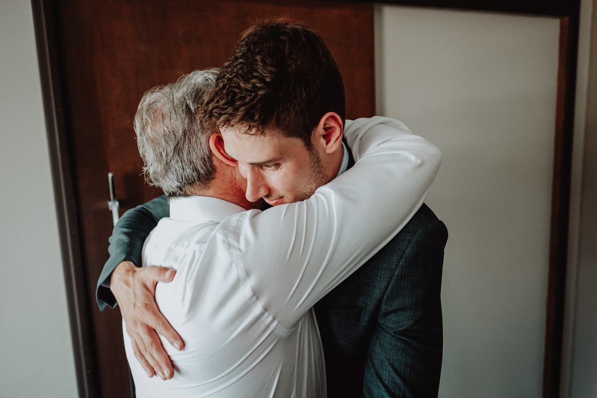 fotos de making of de noivo feito em hotel de Campo mourão 