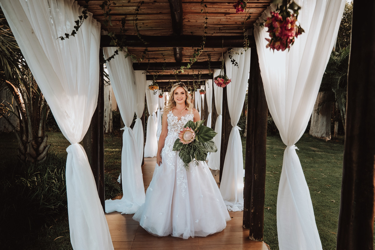 lindas fotos da noiva entrando no casamento em linda chacara para casamentos ao ar livre em Campo Mourão Recanto do Criador 