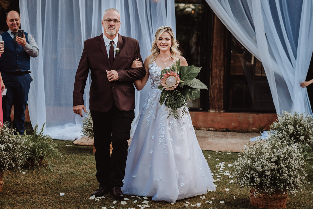 entrada da noiva com o pai em casamento externo em Campo Mourão 