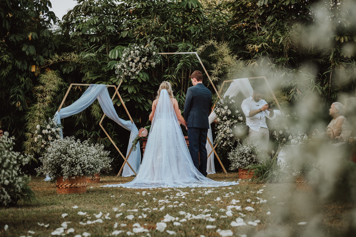 linda cerimonia de Casamento ao ar livre com decoração do pinterest altar com arco geometrico 