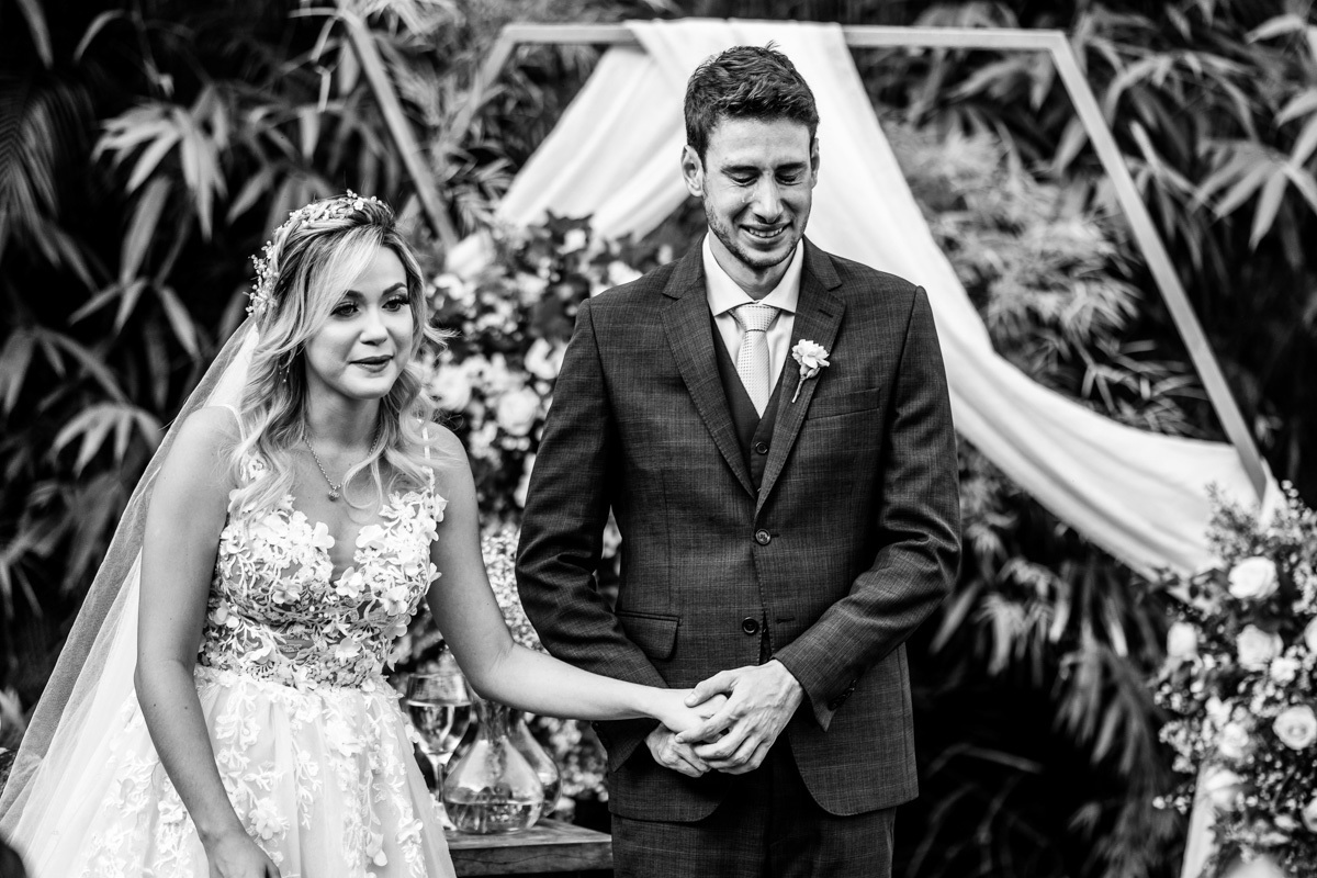 noivos emocionados no altar foto do melhor fotografo de Casais de Londrina rickardo Andrade