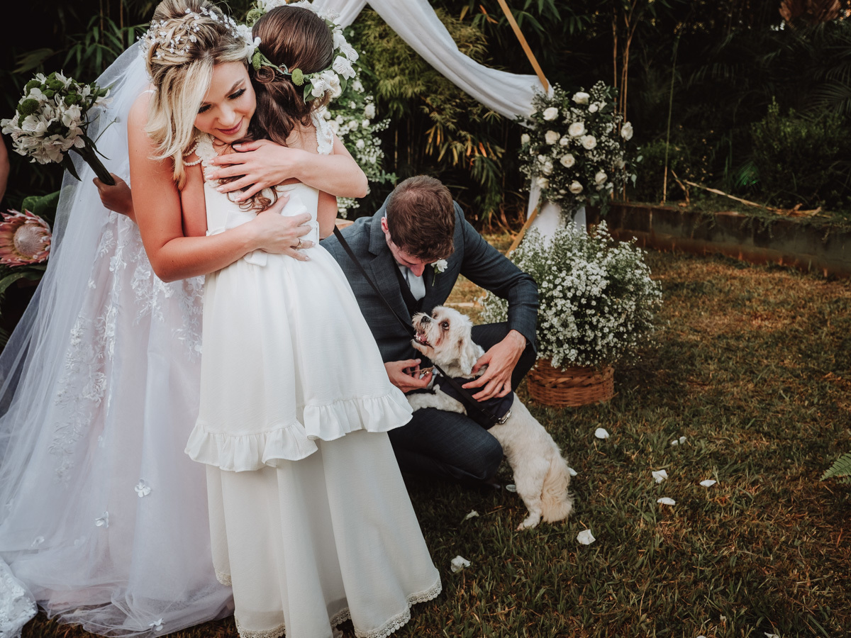 entrada das alianças feita por daminha  e cachorro de estimação 